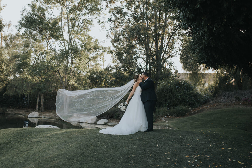 wedding couple at coyote golf course